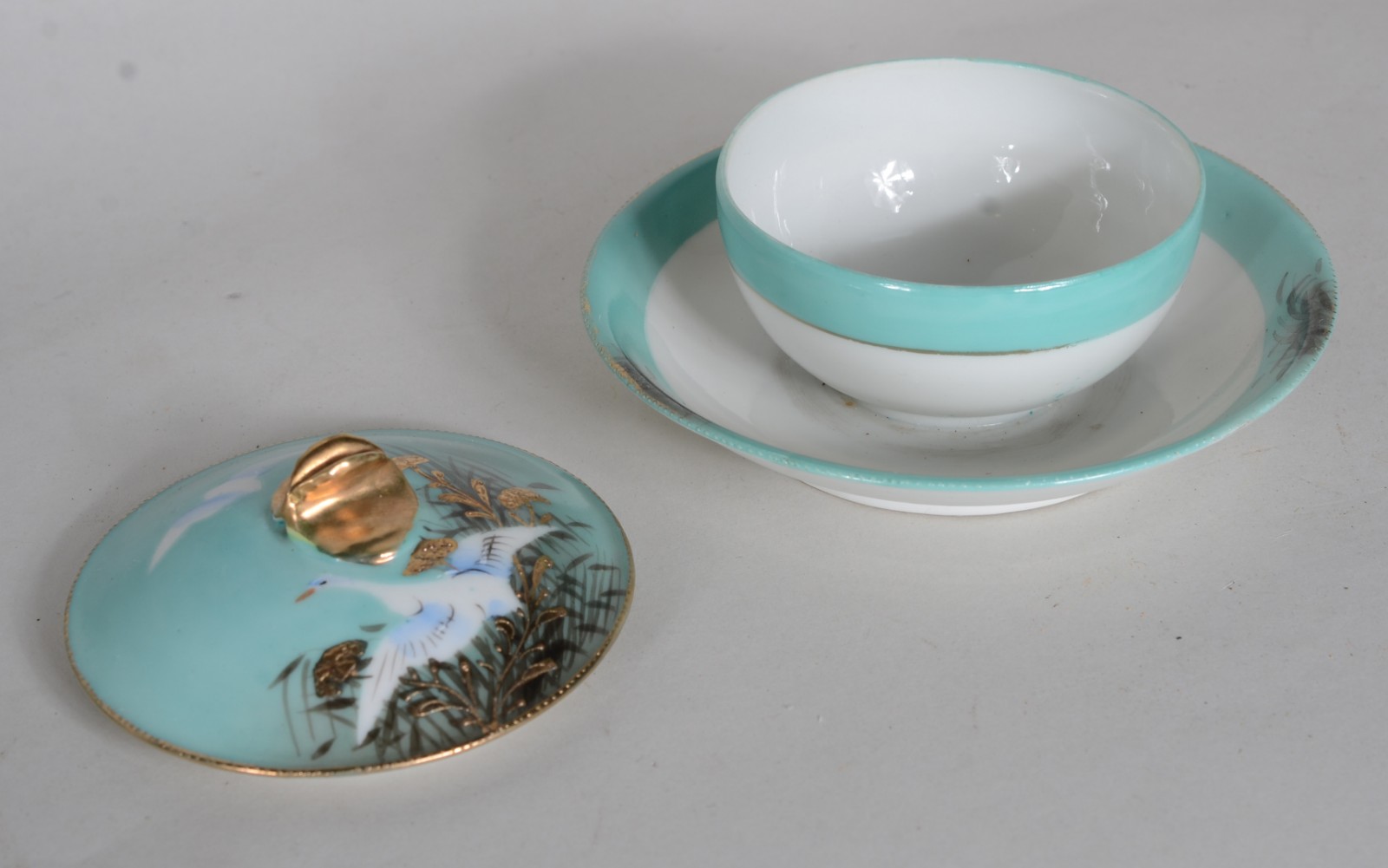 Três pequenos serviços de porcelana oriental, sendo: a) Serviço de... - foto 6 de 11