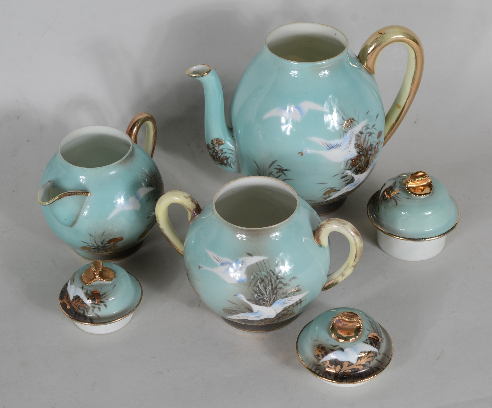 Três pequenos serviços de porcelana oriental, sendo: a) Serviço de... - foto 7 de 11