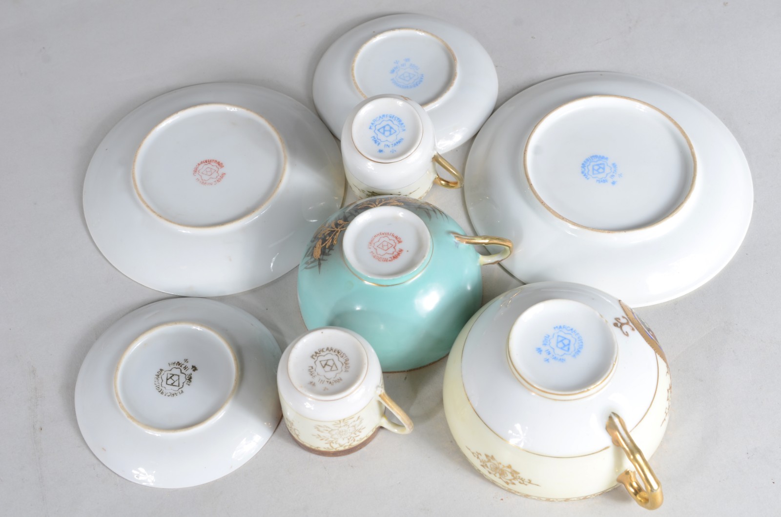 Três pequenos serviços de porcelana oriental, sendo: a) Serviço de... - foto 8 de 11