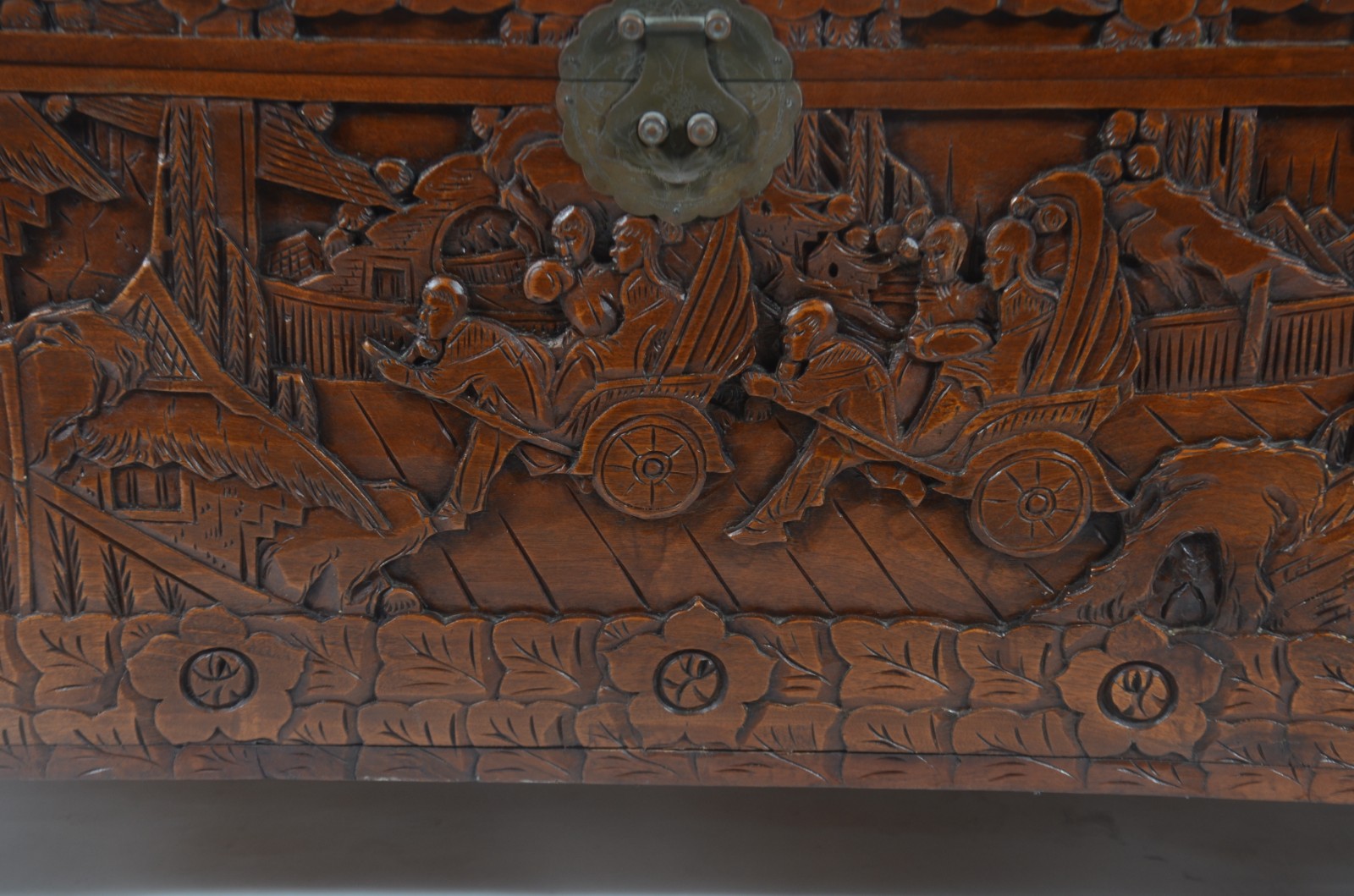 Baú de madeira (sândalo) oriental ricamente entalhada com figuras... - foto 3 de 11