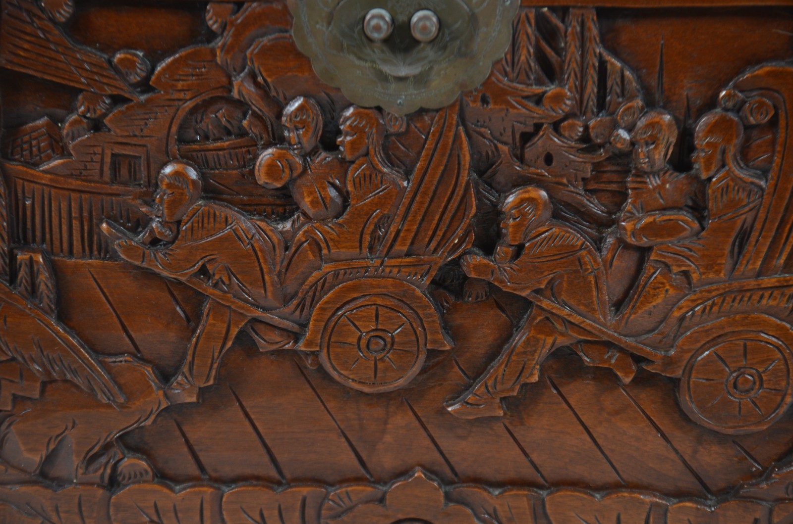 Baú de madeira (sândalo) oriental ricamente entalhada com figuras... - foto 4 de 11