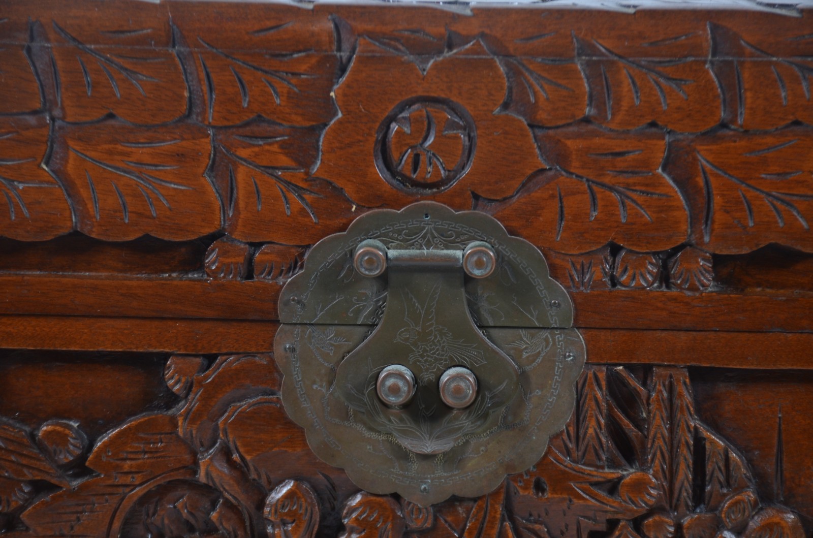 Baú de madeira (sândalo) oriental ricamente entalhada com figuras... - foto 10 de 11