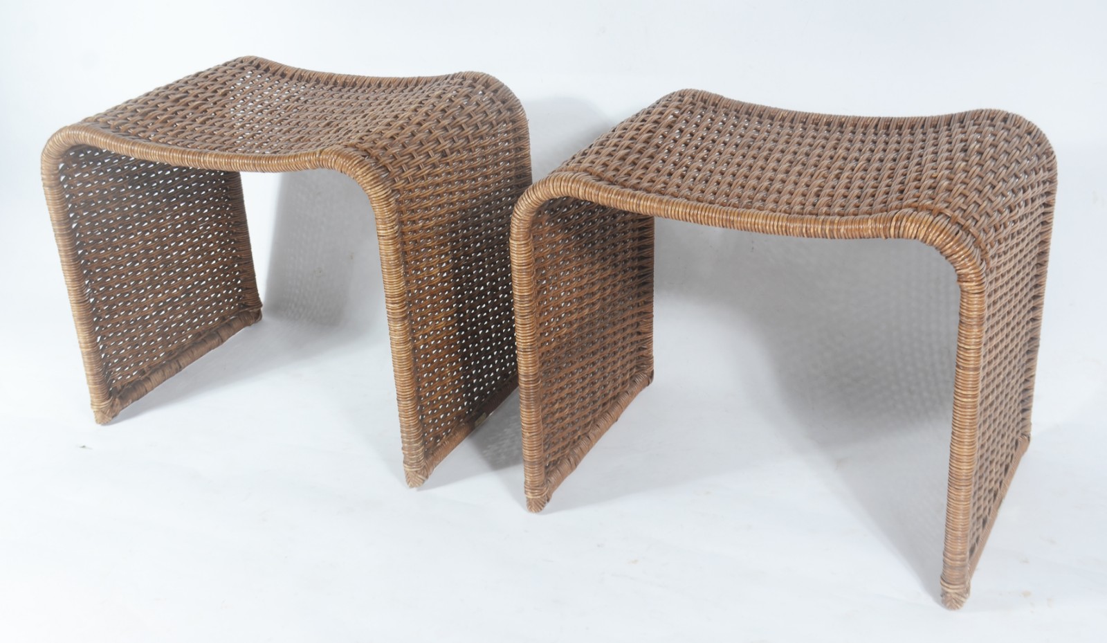 Par de banquetas de vime, fabricação Armando Cerello. - foto 1 de 7