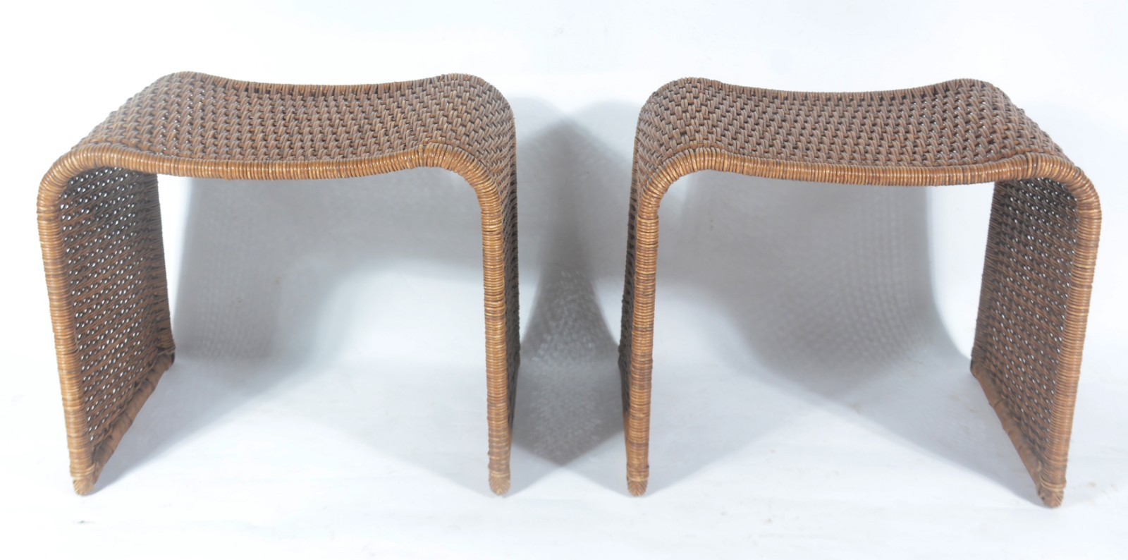 Par de banquetas de vime, fabricação Armando Cerello. - foto 2 de 7