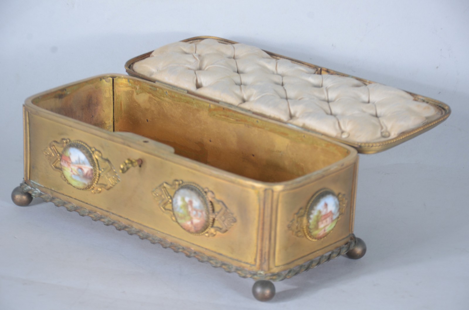 Caixa porta jóias francesa de metal dourado, tampa e laterais com... - foto 4 de 8