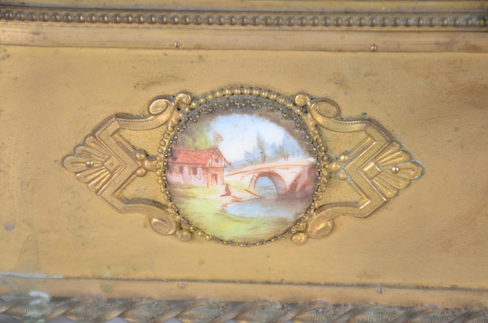 Caixa porta jóias francesa de metal dourado, tampa e laterais com... - foto 5 de 8
