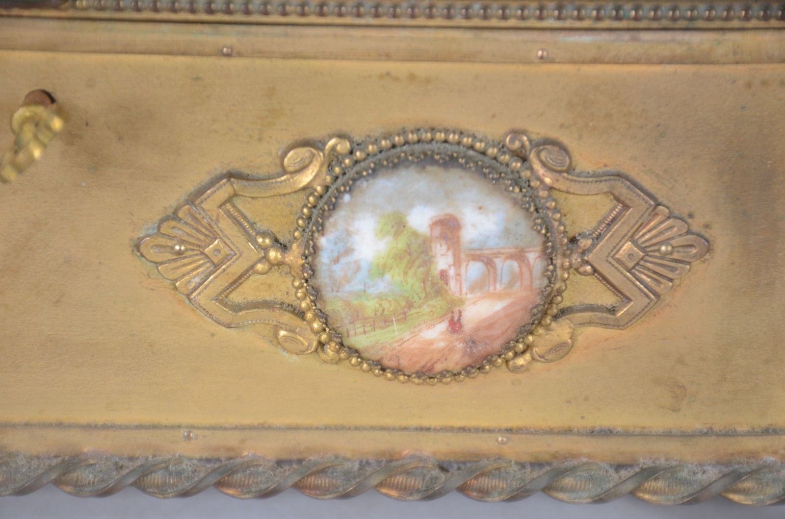 Caixa porta jóias francesa de metal dourado, tampa e laterais com... - foto 6 de 8