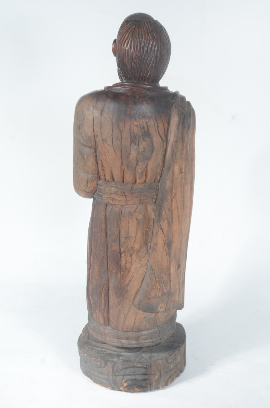 Grande escultura representando figura sacra de madeira entalhada... - foto 6 de 9