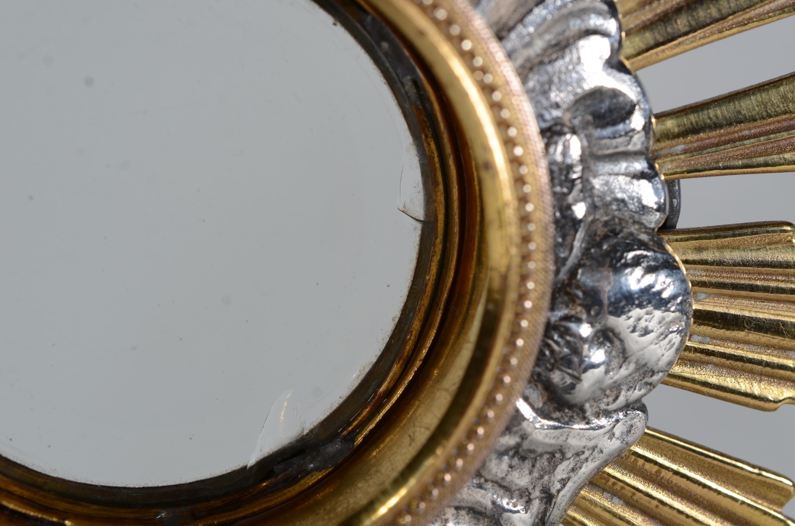 Ostensório ou custódia de metal prateado. Caixa circular com portinha... - foto 7 de 9