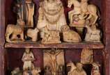 Antigo oratório em nicho de madeira com resquíc... - Antigo oratório em nicho de madeira com resquícios de policromia e figuras esculpidas em pedra sabão. Minas, século XIX.