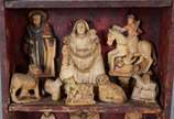 Antigo oratório em nicho de madeira com resquíc... - Antigo oratório em nicho de madeira com resquícios de policromia e figuras esculpidas em pedra sabão. Minas, século XIX.