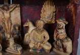 Antigo oratório em nicho de madeira com resquíc... - Antigo oratório em nicho de madeira com resquícios de policromia e figuras esculpidas em pedra sabão. Minas, século XIX.
