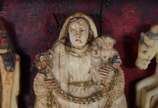 Antigo oratório em nicho de madeira com resquíc... - Antigo oratório em nicho de madeira com resquícios de policromia e figuras esculpidas em pedra sabão. Minas, século XIX.