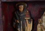 Antigo oratório em nicho de madeira com resquíc... - Antigo oratório em nicho de madeira com resquícios de policromia e figuras esculpidas em pedra sabão. Minas, século XIX.