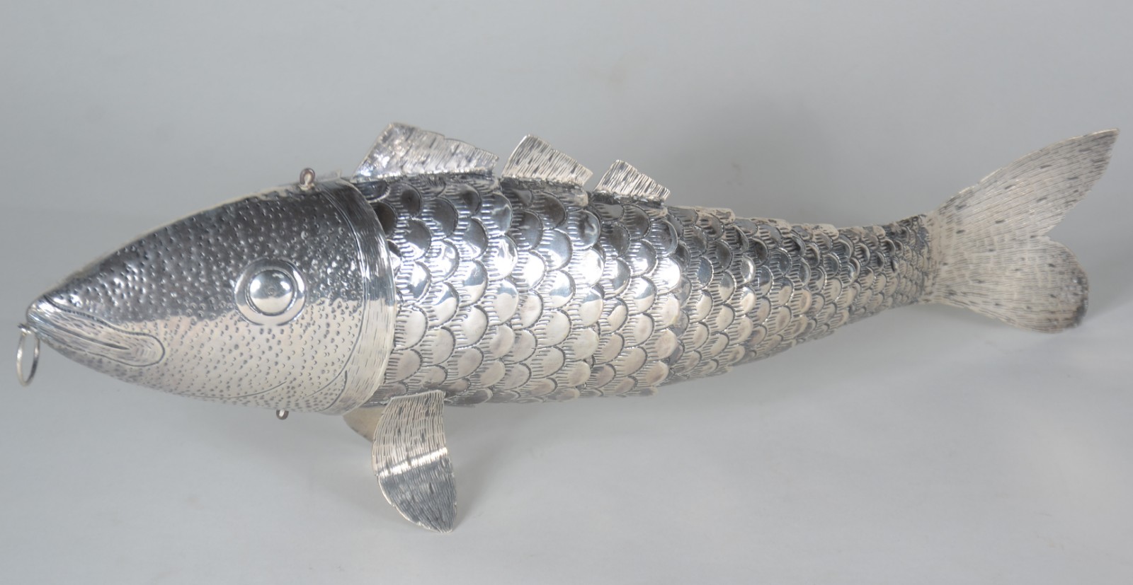Escultura representando "Peixe" maleável de prata de lei. Peso da... - foto 1 de 7