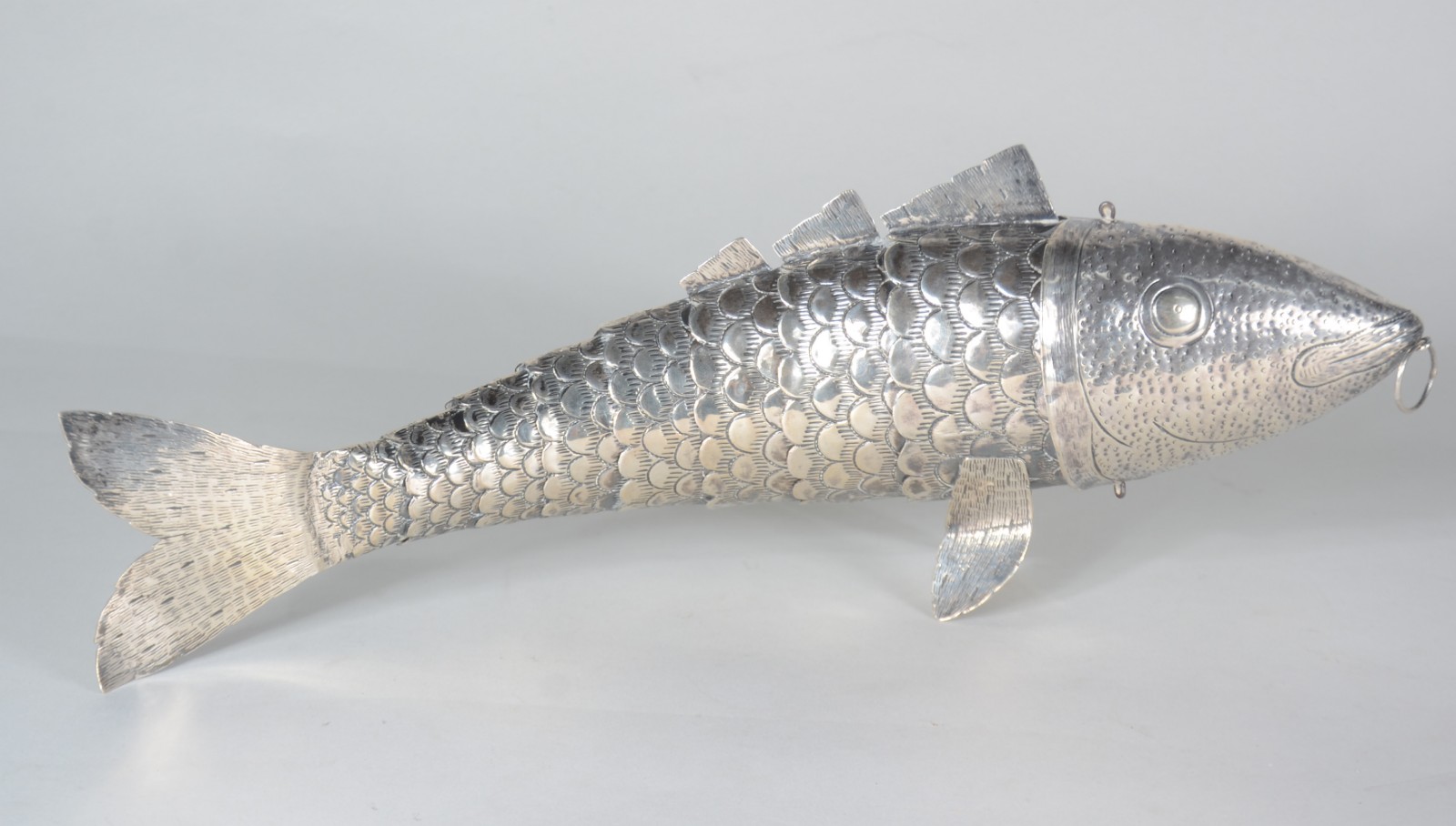 Escultura representando "Peixe" maleável de prata de lei. Peso da... - foto 3 de 7