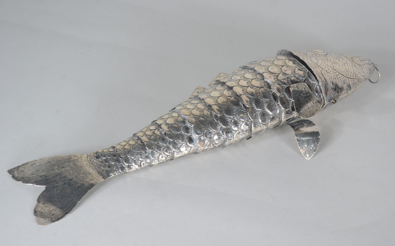 Escultura representando "Peixe" maleável de prata de lei. Peso da... - foto 4 de 7