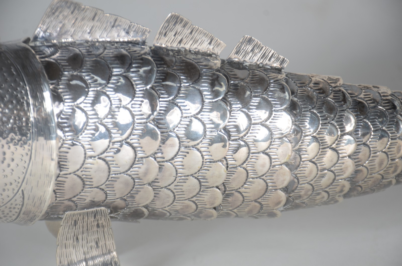 Escultura representando "Peixe" maleável de prata de lei. Peso da... - foto 5 de 7