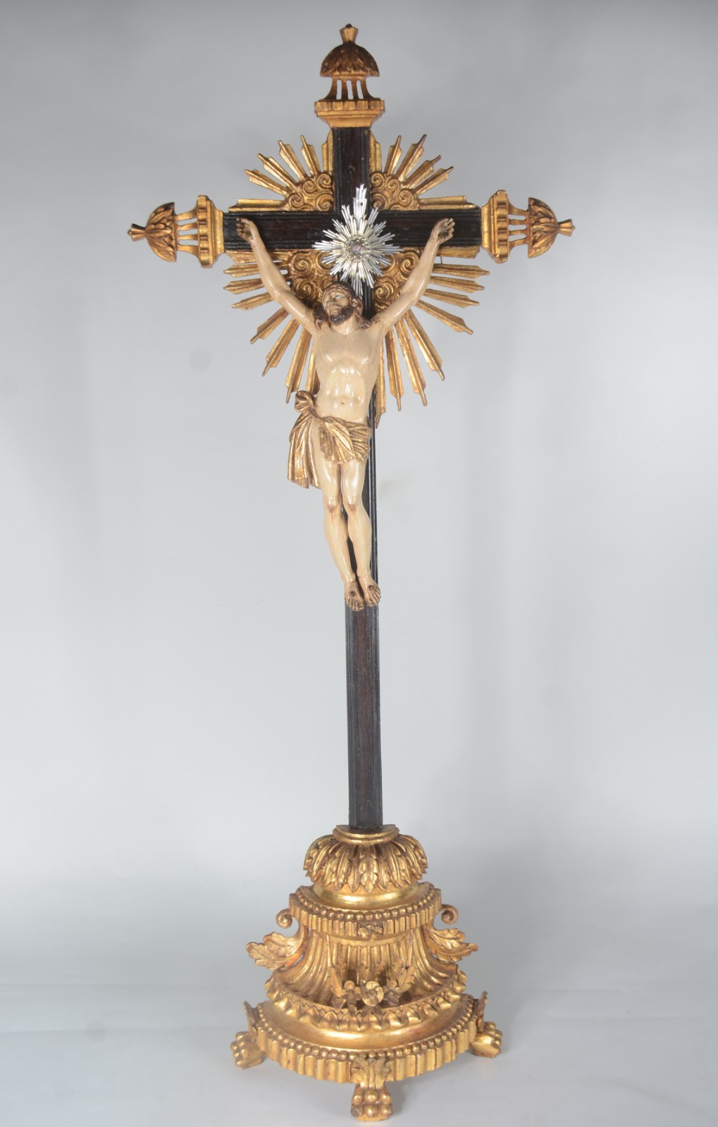 Antigo crucifixo com figura de Cristo ricamente entalhada e... - foto 1 de 9