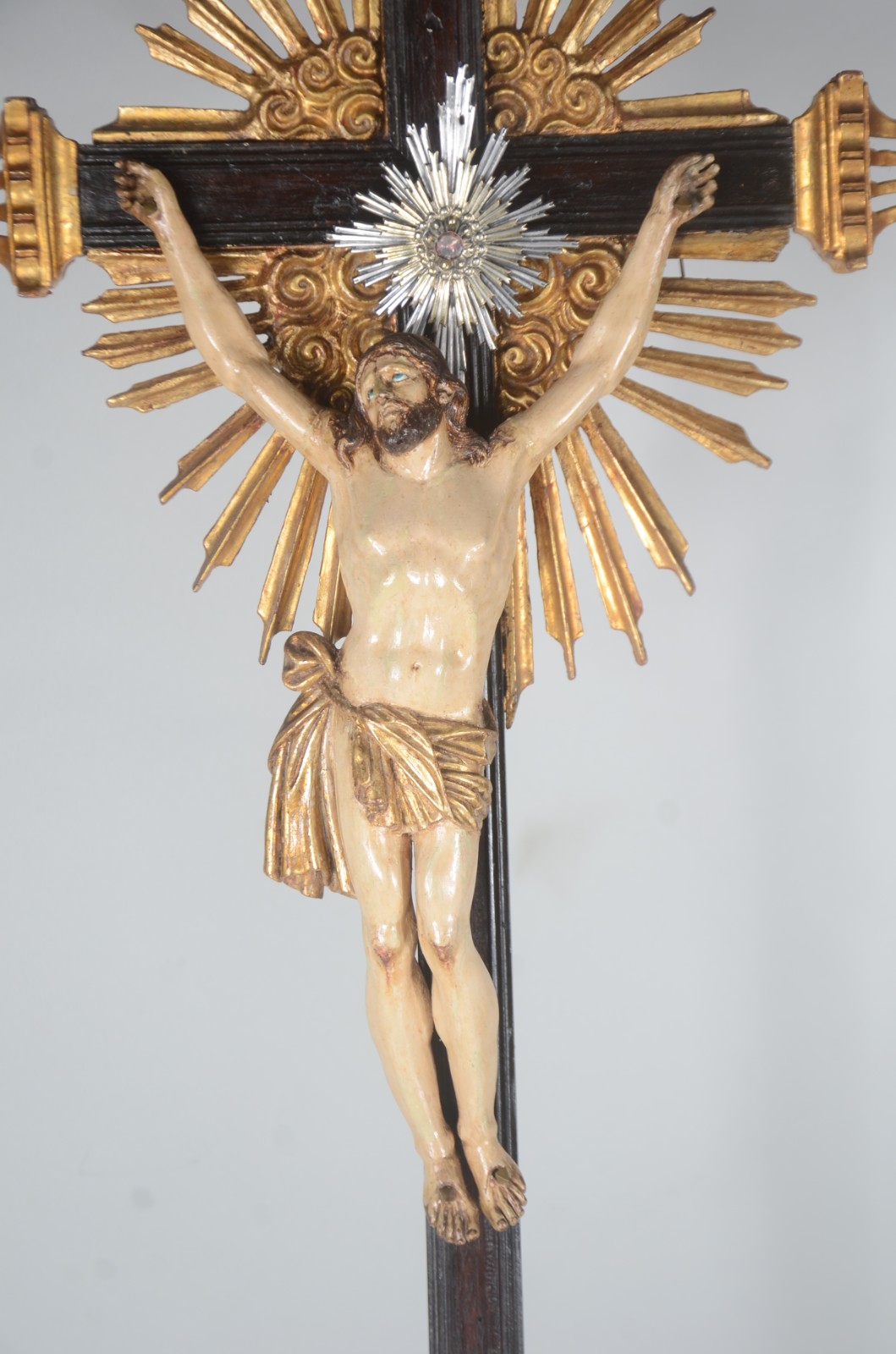 Antigo crucifixo com figura de Cristo ricamente entalhada e... - foto 2 de 9