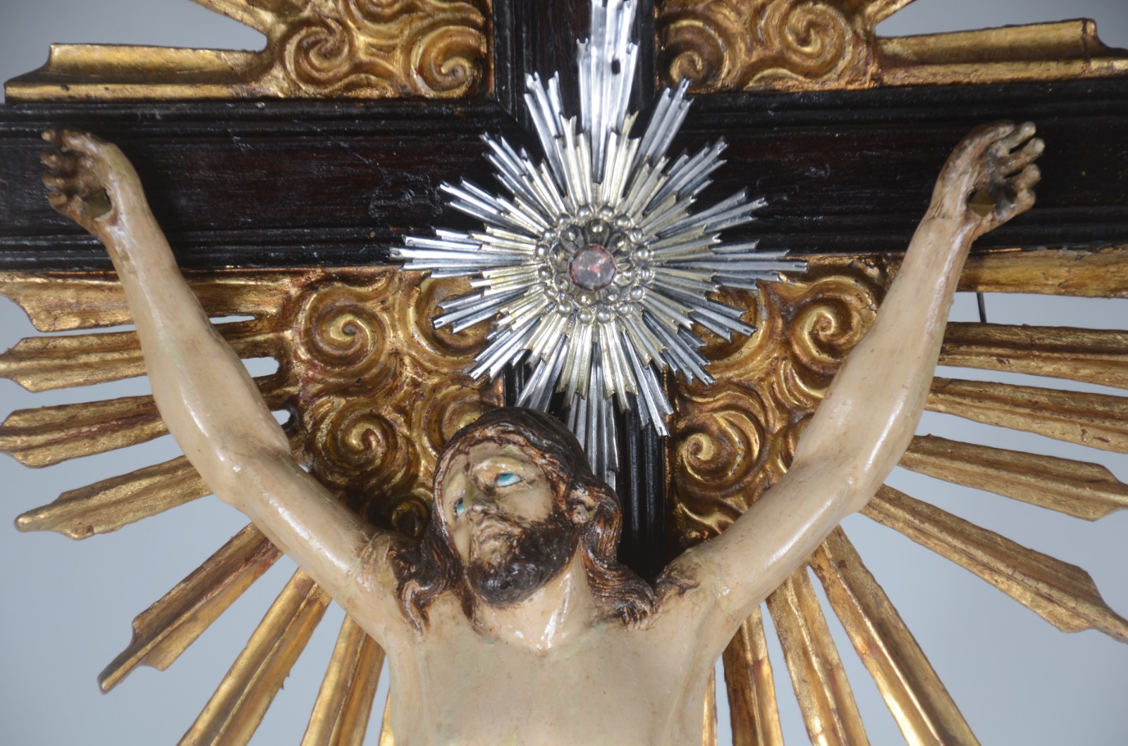 Antigo crucifixo com figura de Cristo ricamente entalhada e... - foto 3 de 9