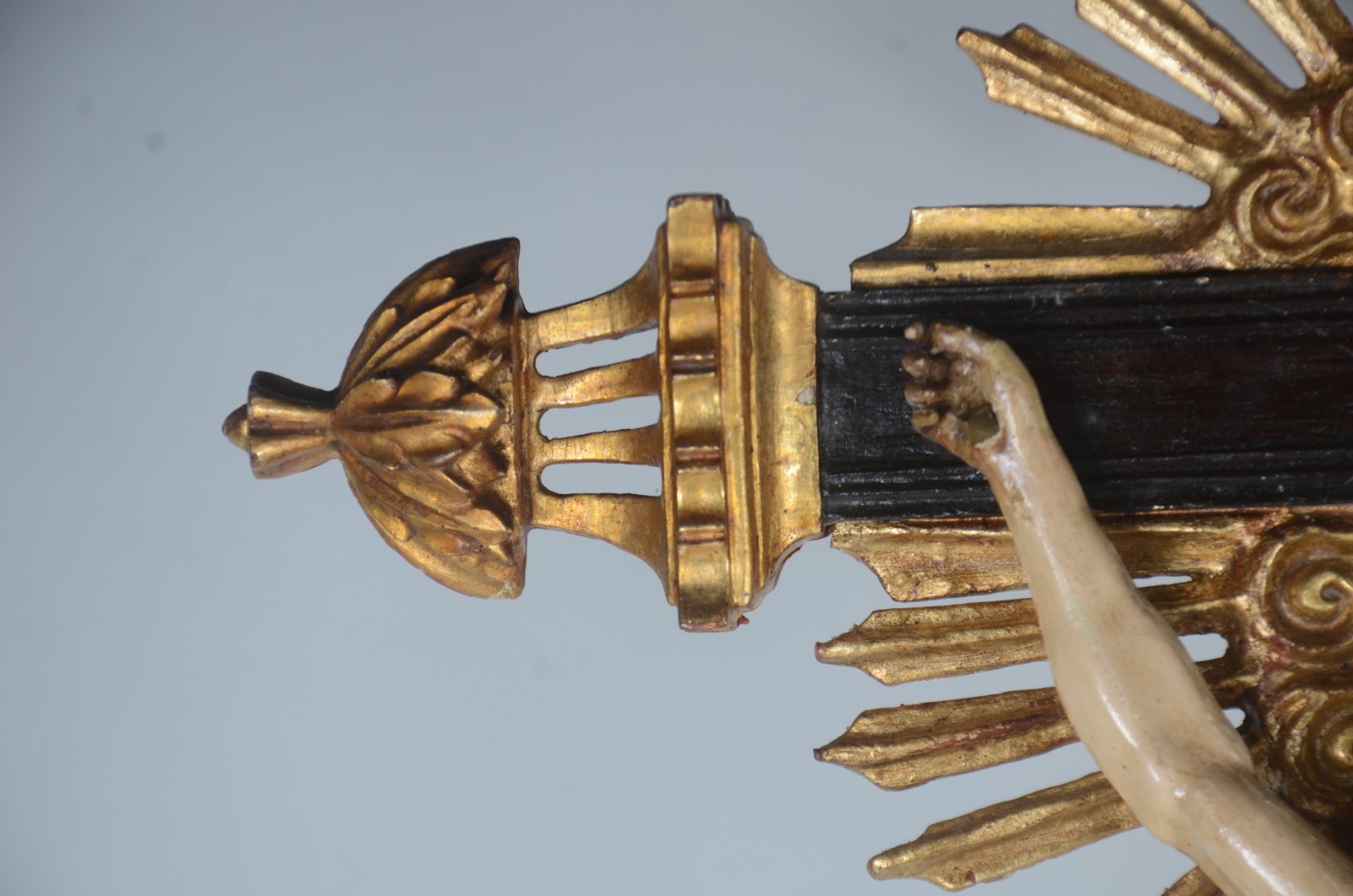 Antigo crucifixo com figura de Cristo ricamente entalhada e... - foto 4 de 9