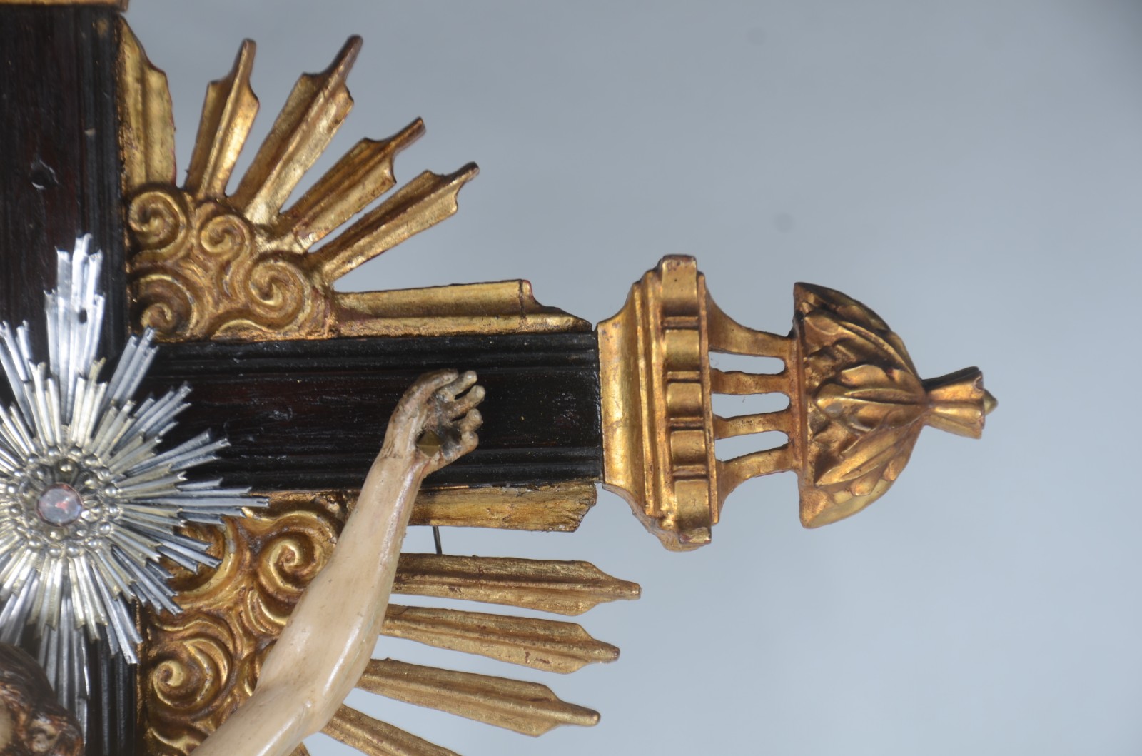 Antigo crucifixo com figura de Cristo ricamente entalhada e... - foto 5 de 9