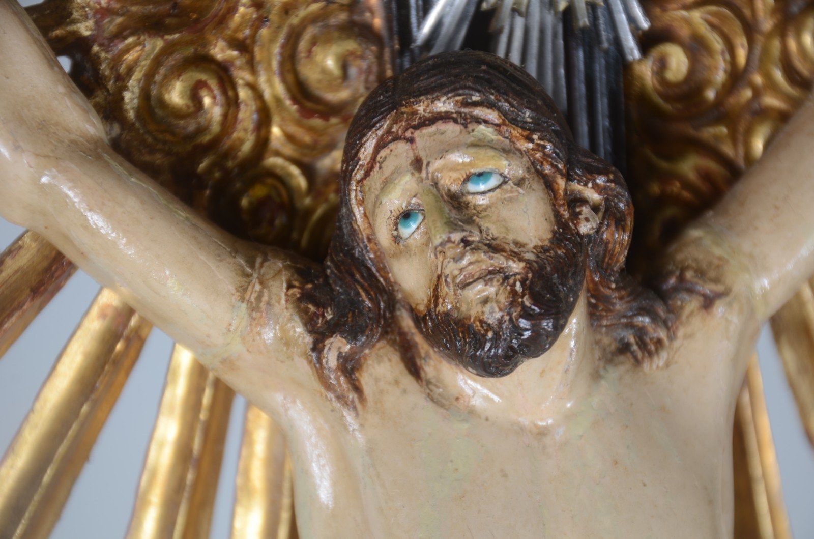 Antigo crucifixo com figura de Cristo ricamente entalhada e... - foto 6 de 9