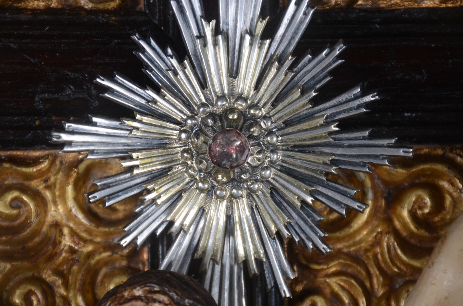 Antigo crucifixo com figura de Cristo ricamente entalhada e... - foto 7 de 9