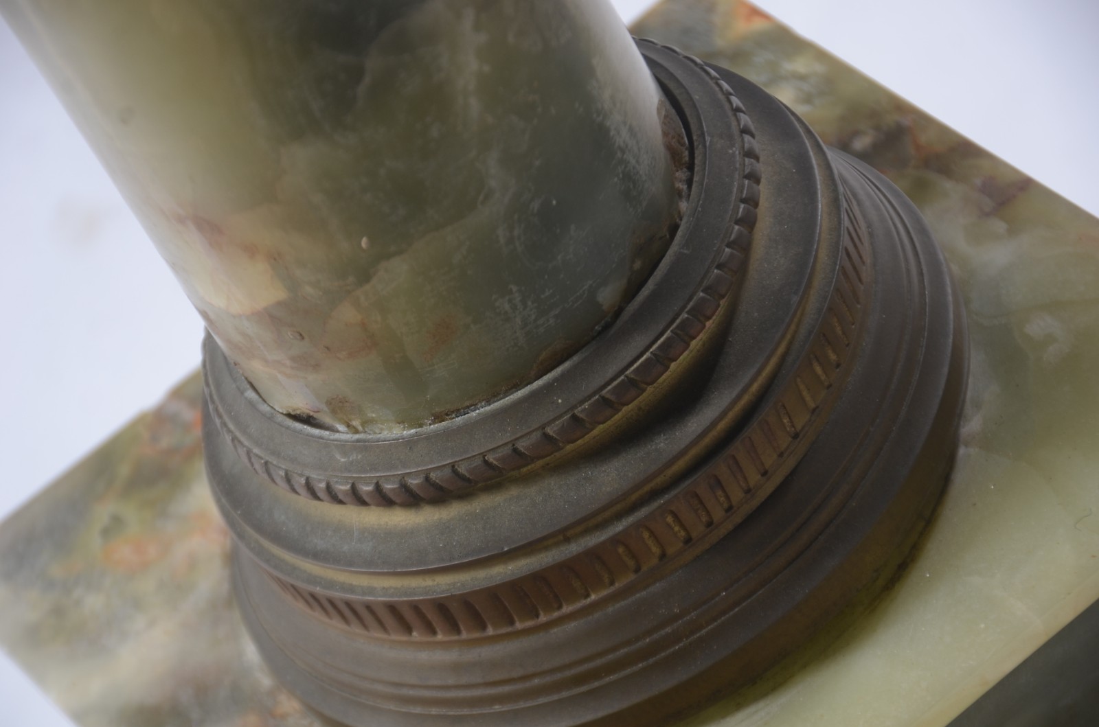 Coluna de onix verde com aplicações de metal, base e tampo... - foto 6 de 10