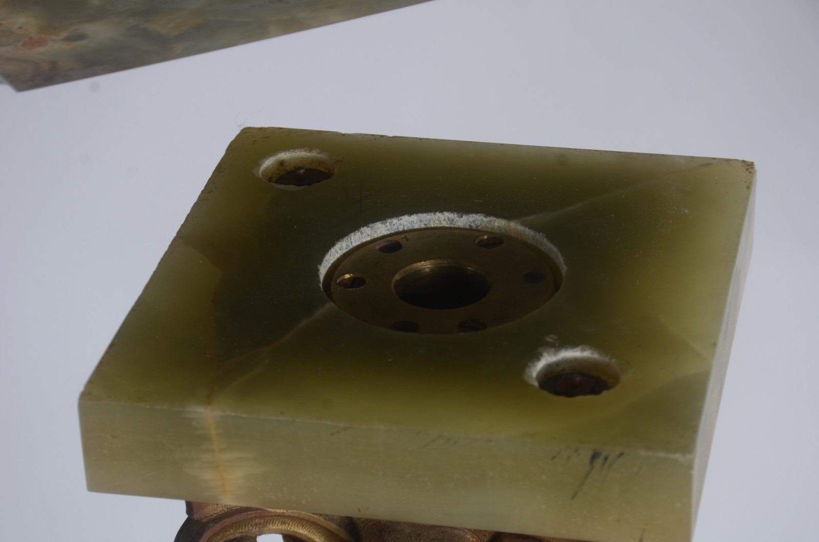 Coluna de onix verde com aplicações de metal, base e tampo... - foto 10 de 10