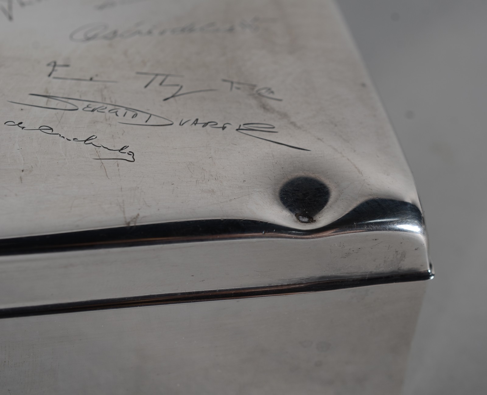 Caixa cigarreira de prata Sterling com dedicatórias, parte interna de... - foto 6 de 7