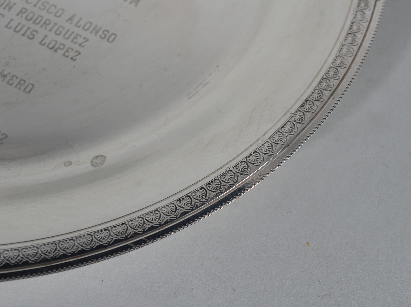 Travessa redonda de prata contrastada com dedicatória. Peso da prata... - foto 3 de 5