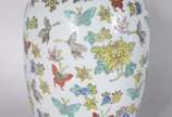 Potiche de porcelana oriental, borboletas em po... - Potiche de porcelana oriental, borboletas em policromia, base de madeira.