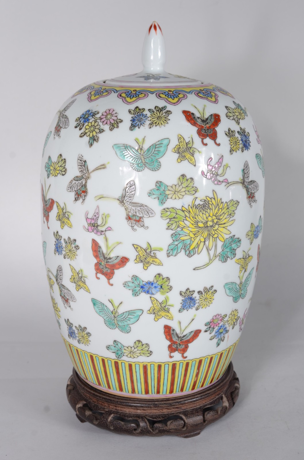 Potiche de porcelana oriental, borboletas em policromia, base de... - foto 1 de 7