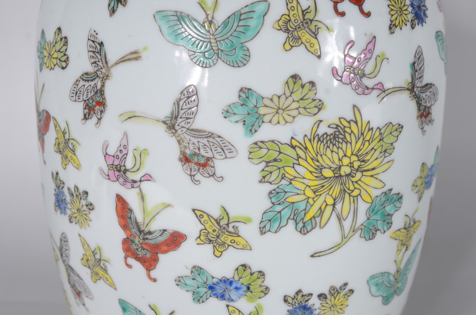 Potiche de porcelana oriental, borboletas em policromia, base de... - foto 2 de 7