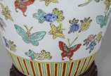 Potiche de porcelana oriental, borboletas em po... - Potiche de porcelana oriental, borboletas em policromia, base de madeira.