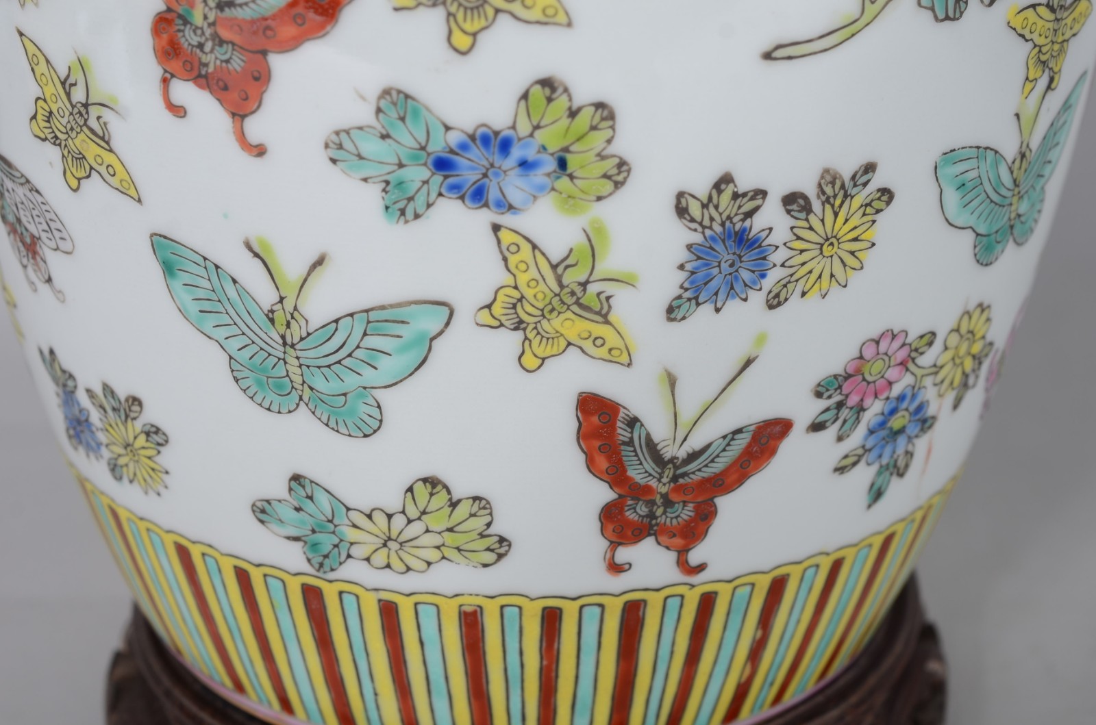 Potiche de porcelana oriental, borboletas em policromia, base de... - foto 3 de 7