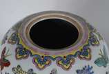 Potiche de porcelana oriental, borboletas em po... - Potiche de porcelana oriental, borboletas em policromia, base de madeira.