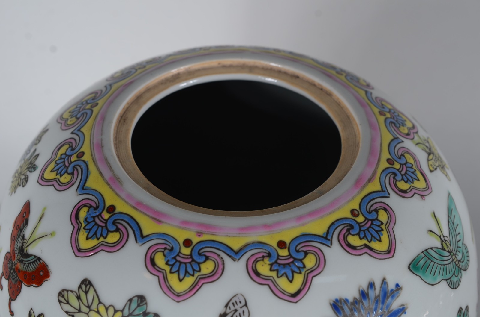Potiche de porcelana oriental, borboletas em policromia, base de... - foto 4 de 7