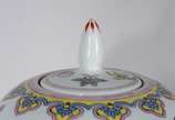 Potiche de porcelana oriental, borboletas em po... - Potiche de porcelana oriental, borboletas em policromia, base de madeira.