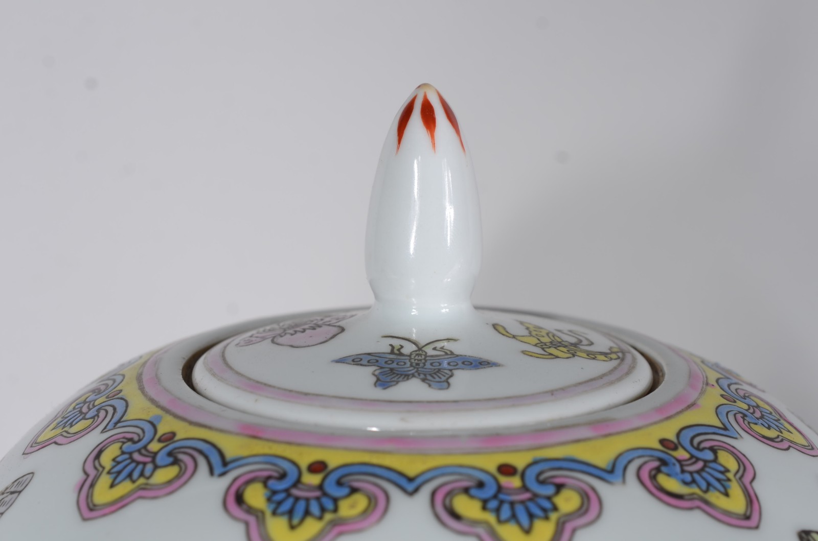 Potiche de porcelana oriental, borboletas em policromia, base de... - foto 5 de 7