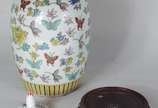 Potiche de porcelana oriental, borboletas em po... - Potiche de porcelana oriental, borboletas em policromia, base de madeira.