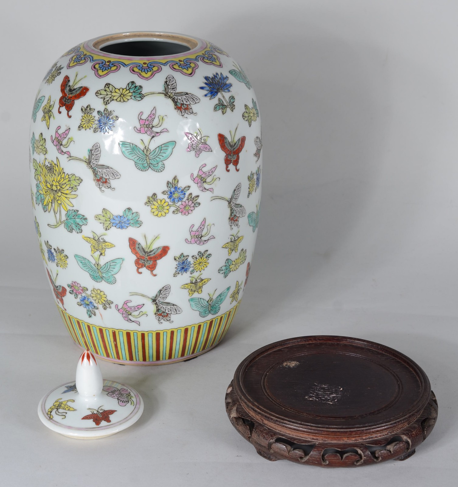Potiche de porcelana oriental, borboletas em policromia, base de... - foto 6 de 7