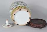 Potiche de porcelana oriental, borboletas em po... - Potiche de porcelana oriental, borboletas em policromia, base de madeira.