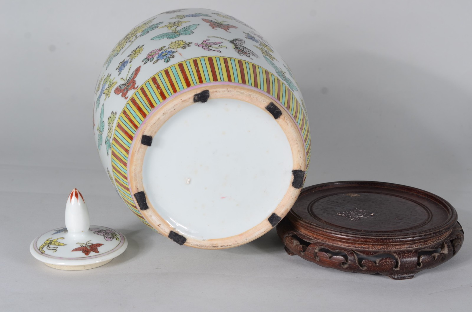 Potiche de porcelana oriental, borboletas em policromia, base de... - foto 7 de 7