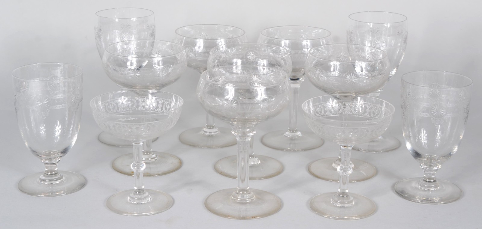 Doze taças diversas de cristal frances Saint Louis, lavrados em... - foto 1 de 9