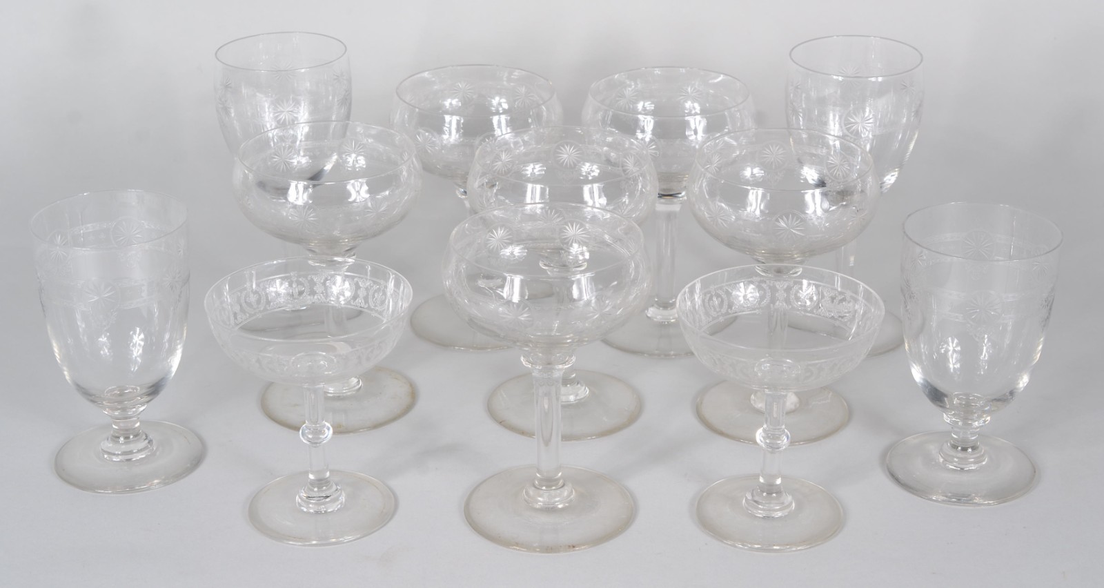 Doze taças diversas de cristal frances Saint Louis, lavrados em... - foto 2 de 9