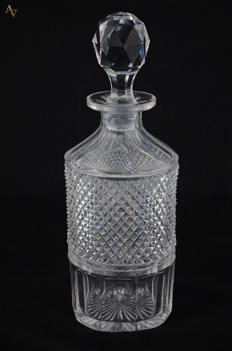 Garrafa de cristal tcheco lapidado. Altura 22 cm.