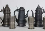Diversas peças de estanho sendo 2 bules , leite... - Diversas peças de estanho sendo 2 bules , leiteira , jarra, tankard e 4 canecas ( 1 com tampa solta , pequenos amassados ) total 9 peças , altur...